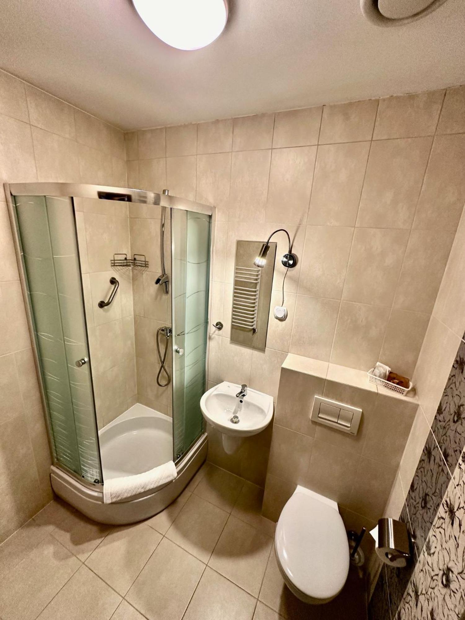 Hotel Pod Debami Ostrów Wielkopolski Kültér fotó