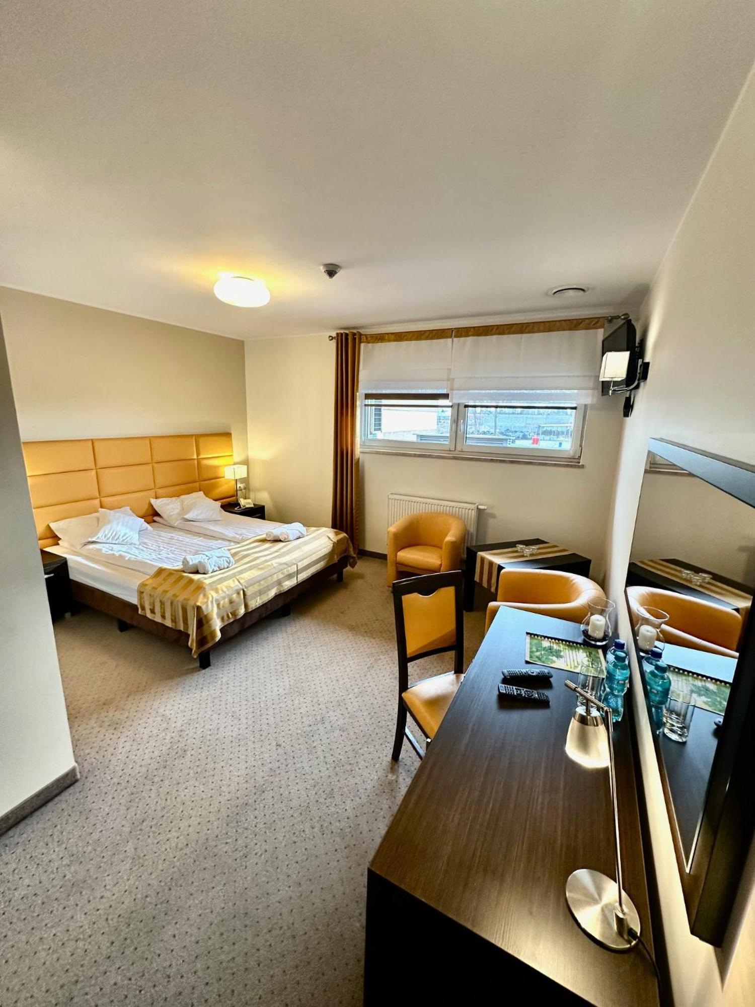 Hotel Pod Debami Ostrów Wielkopolski Kültér fotó