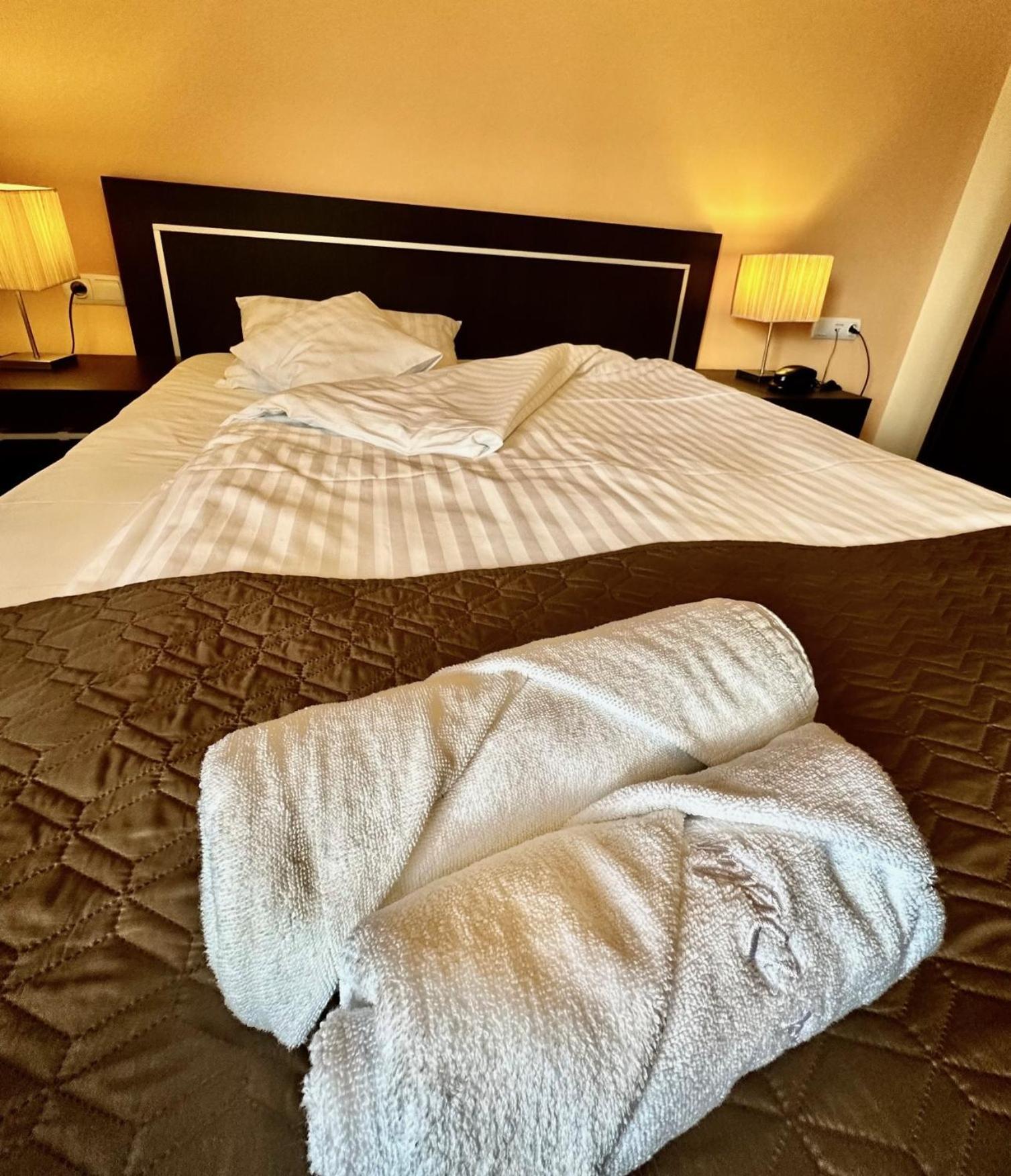 Hotel Pod Debami Ostrów Wielkopolski Kültér fotó