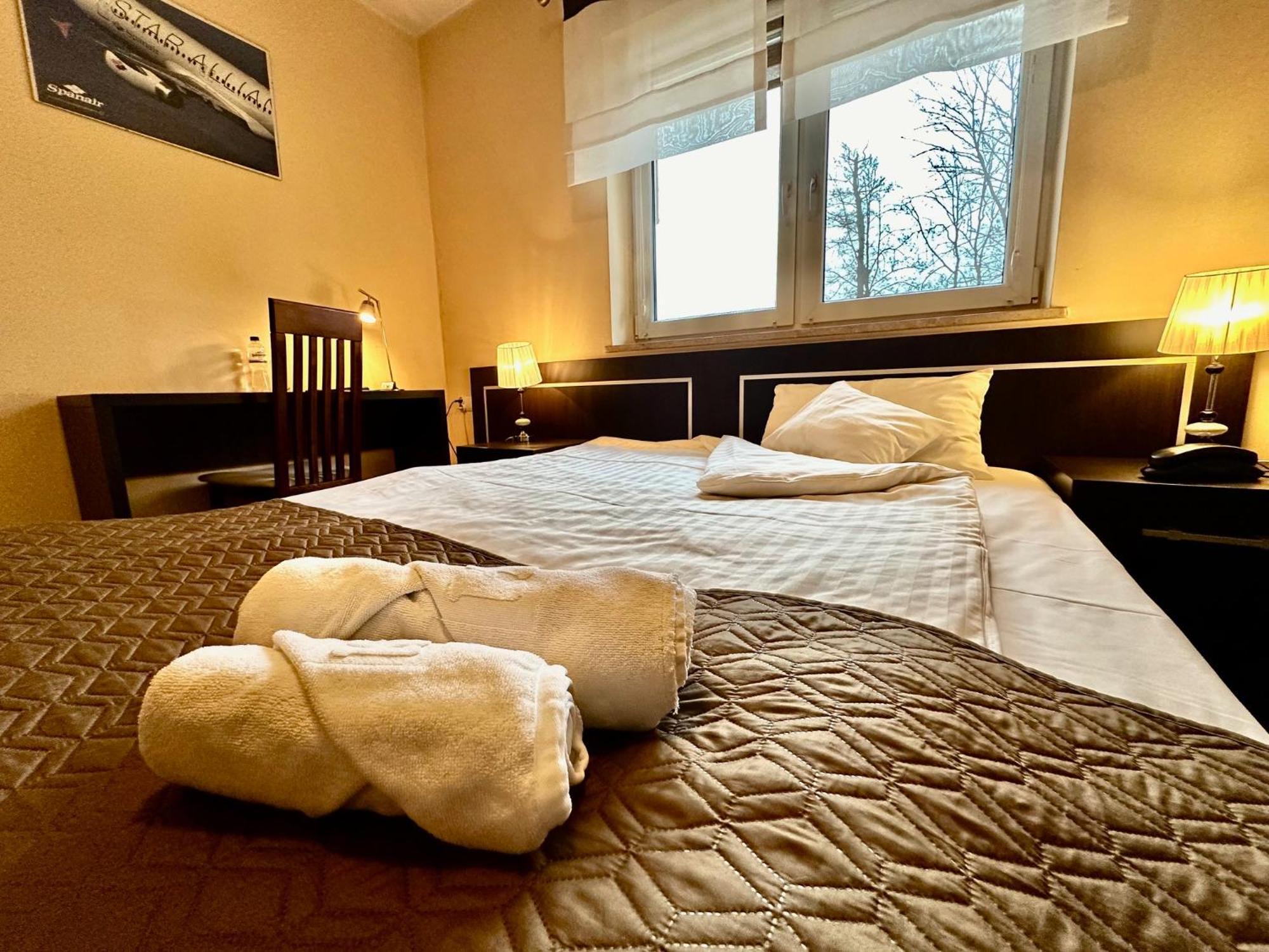 Hotel Pod Debami Ostrów Wielkopolski Kültér fotó