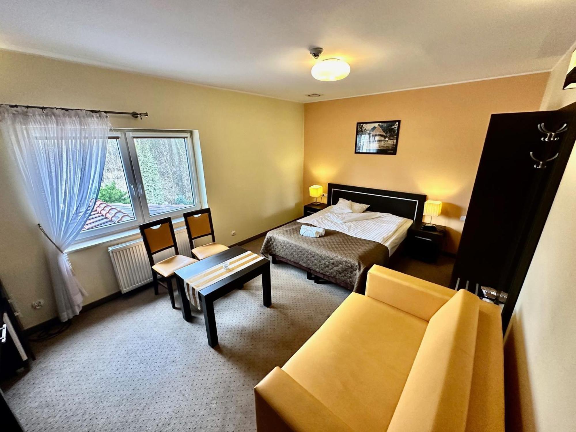 Hotel Pod Debami Ostrów Wielkopolski Kültér fotó