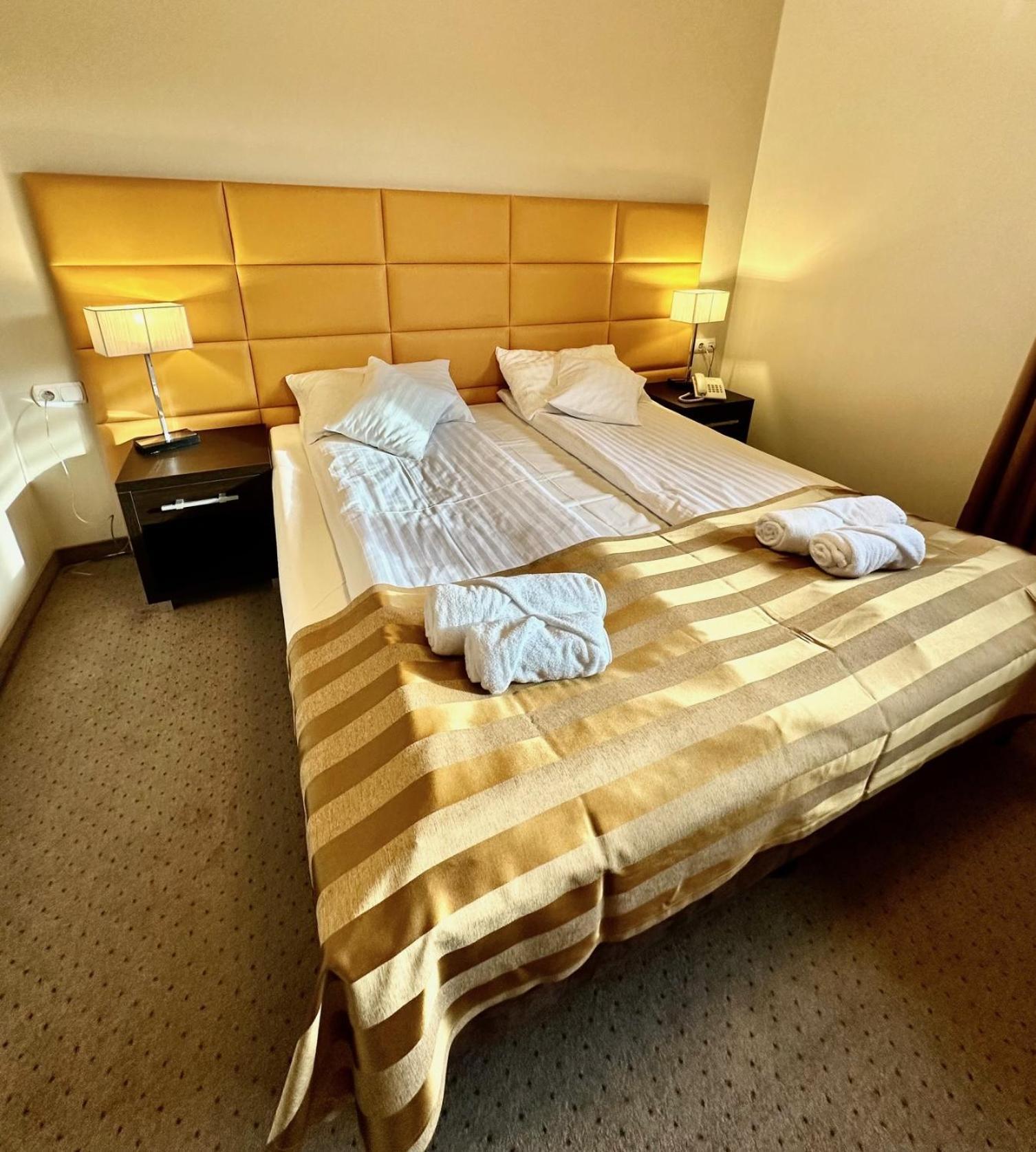 Hotel Pod Debami Ostrów Wielkopolski Kültér fotó