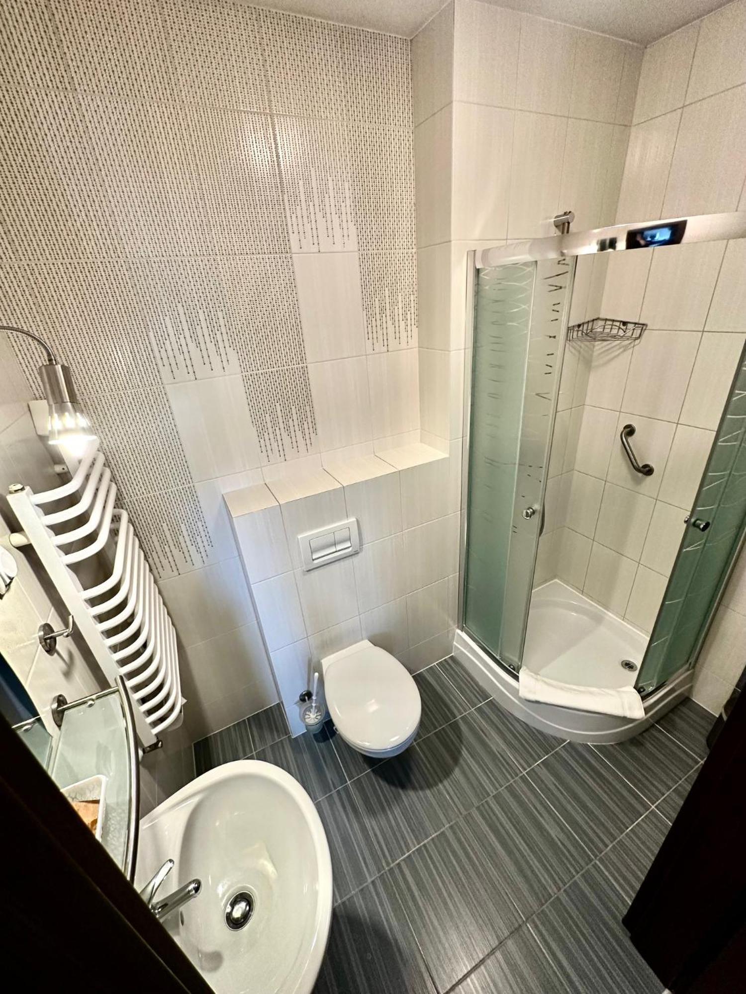 Hotel Pod Debami Ostrów Wielkopolski Kültér fotó