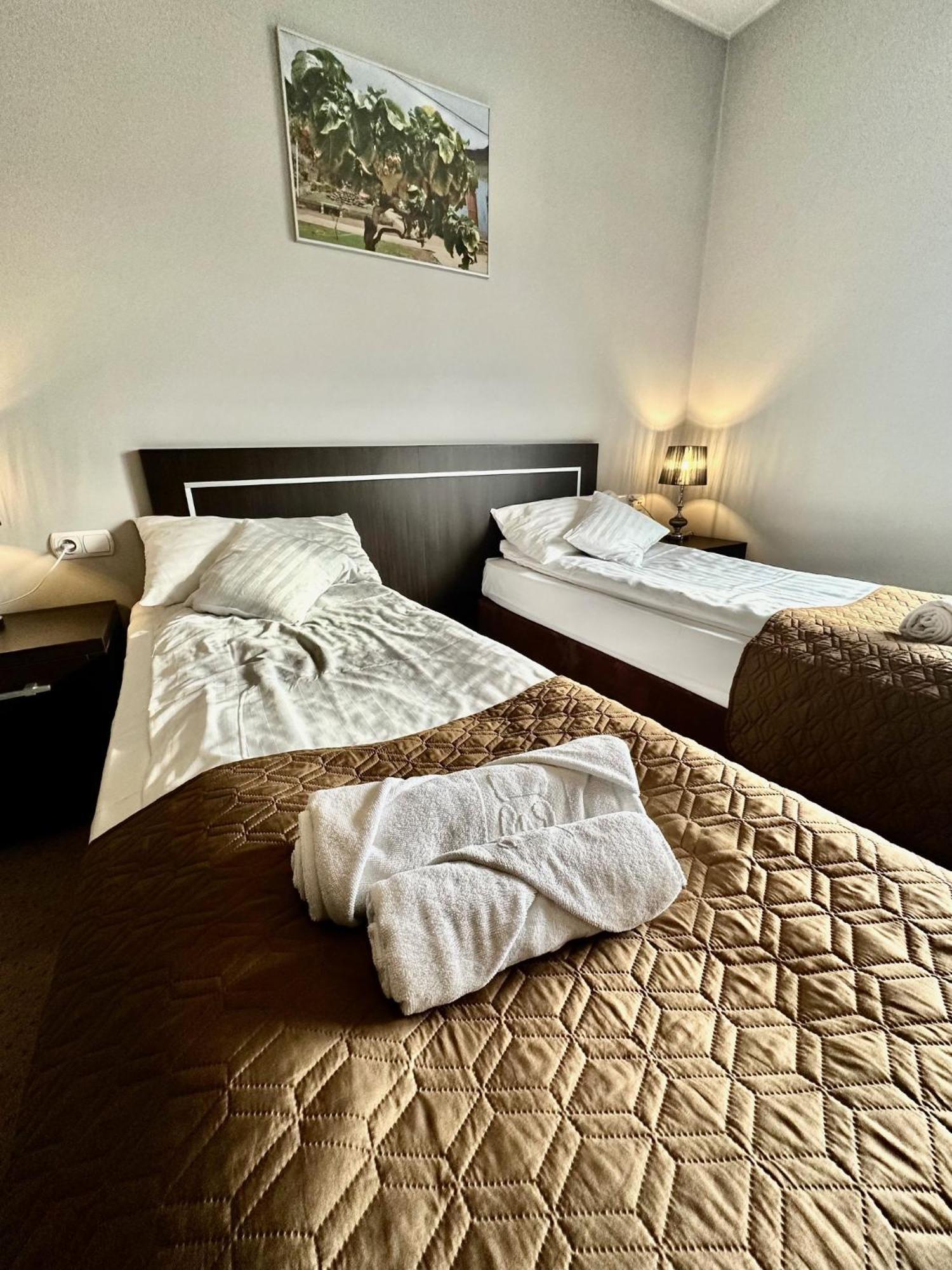 Hotel Pod Debami Ostrów Wielkopolski Kültér fotó